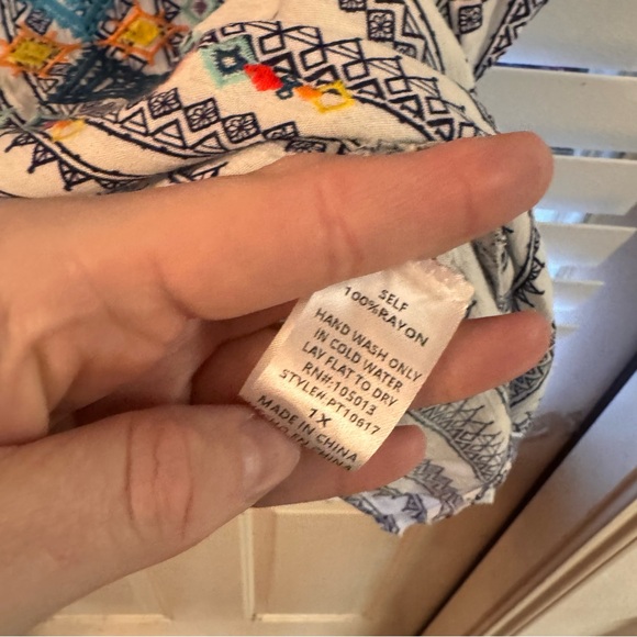 Savanna Jane Embroidered Top 1x - Picture 3 of 3